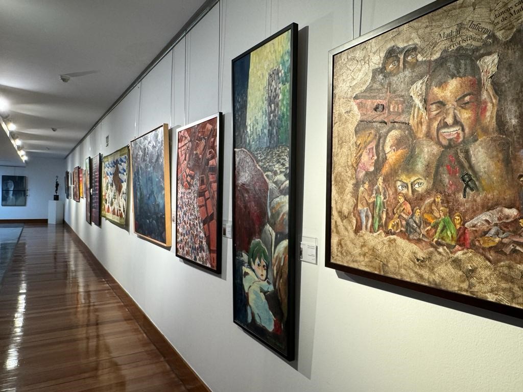 Ángel Gabilondo asiste a la inauguración de la exposición “Trazos y Puntadas para el recuerdo”