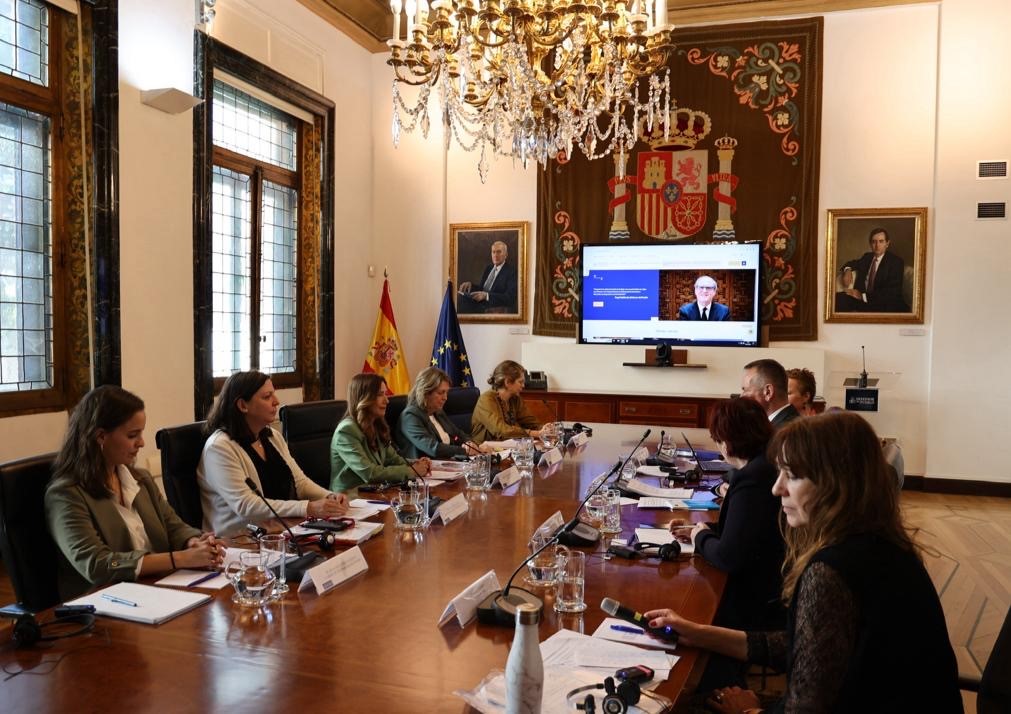 La adjunta primera del Defensor del Pueblo, Teresa Jiménez-Becerril, reunida con representantes del Grevio