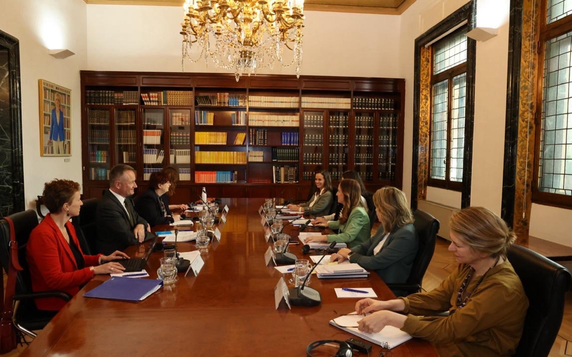 La adjunta primera del Defensor del Pueblo, Teresa Jiménez-Becerril, reunida con representantes del Grevio