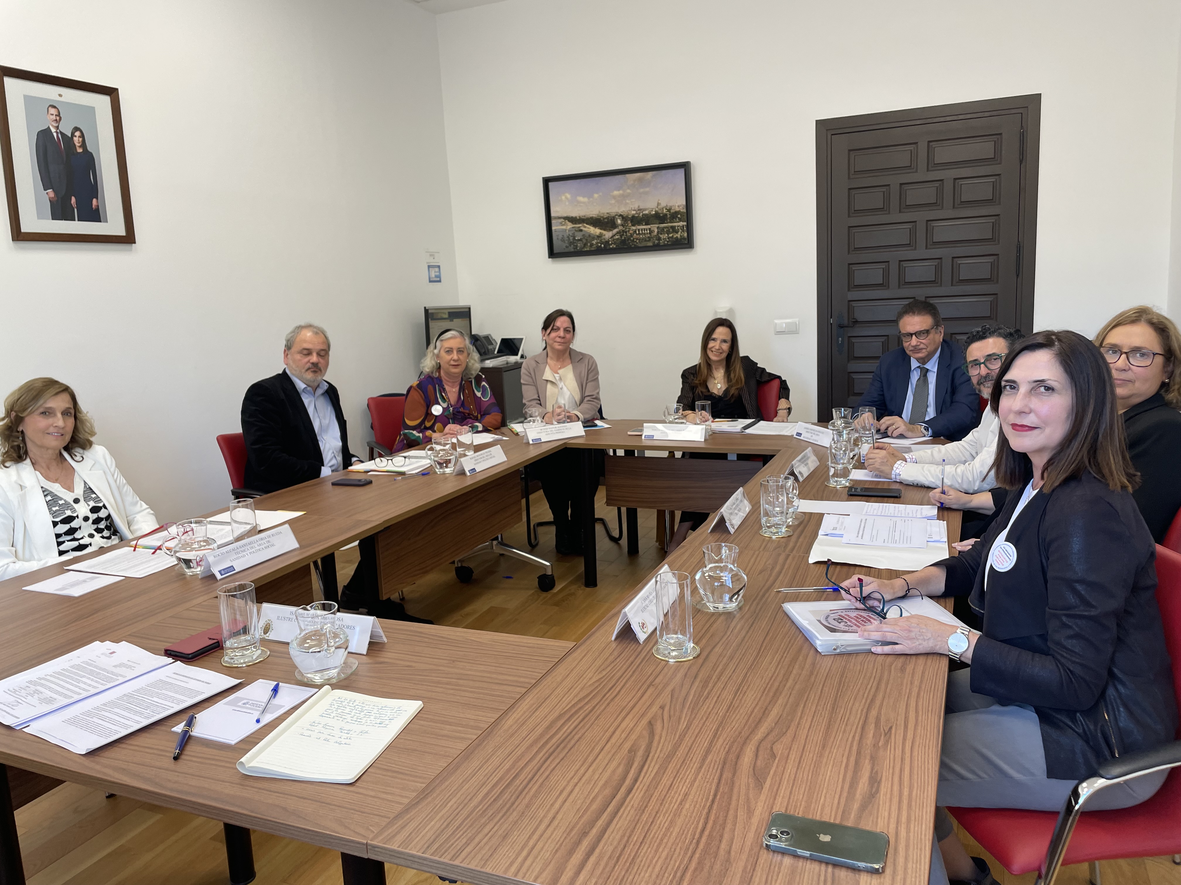 La adjunta primera, Teresa Jiménez-Becerril con representantes de colegios de procuradores