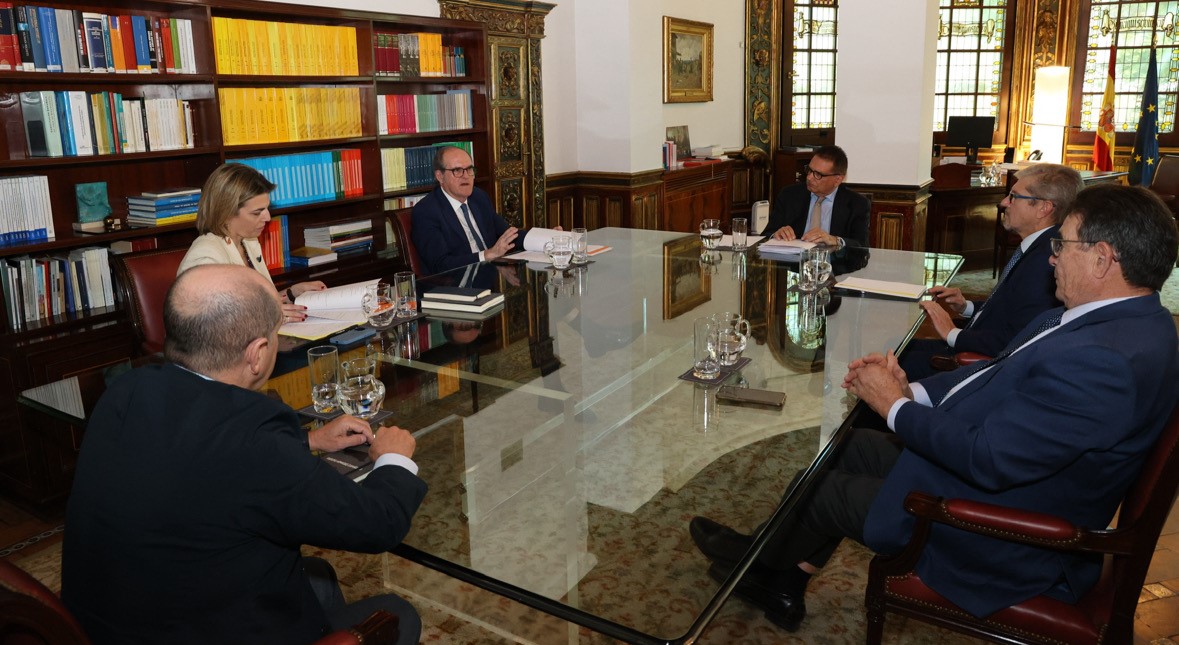 El Defensor del Pueblo, Ángel Gabilondo, con representantes del Observatorio de Vida Militar