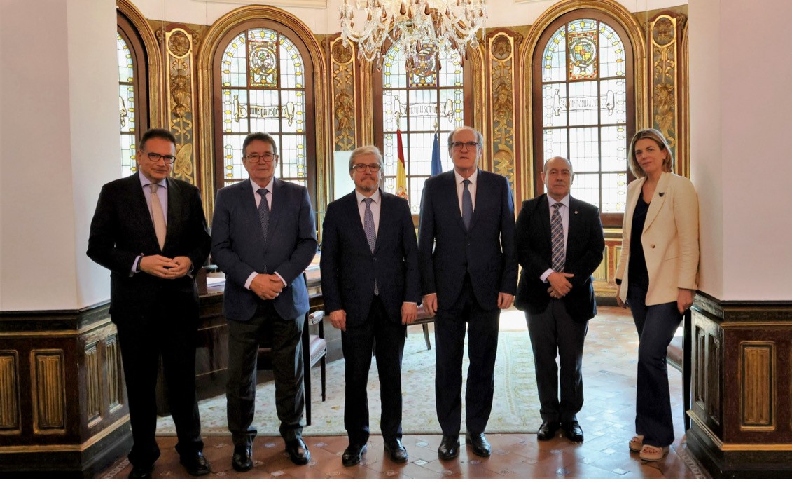 El Defensor del Pueblo, Ángel Gabilondo, con representantes del Observatorio de Vida Militar