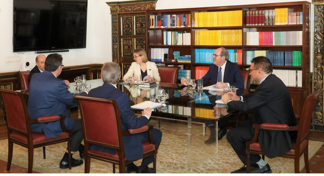 El Defensor del Pueblo, Ángel Gabilondo, con representantes del Observatorio de Vida Militar