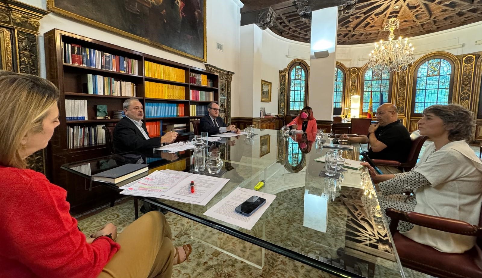 El Defensor del Pueblo, Ángel Gabilondo, reunido con representantes de la asociación Covid Persistente