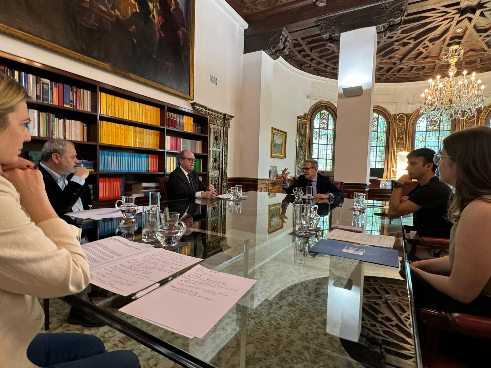 El Defensor del Pueblo, Ángel Gabilondo, reunido con la Asociación Española contra el Cáncer
