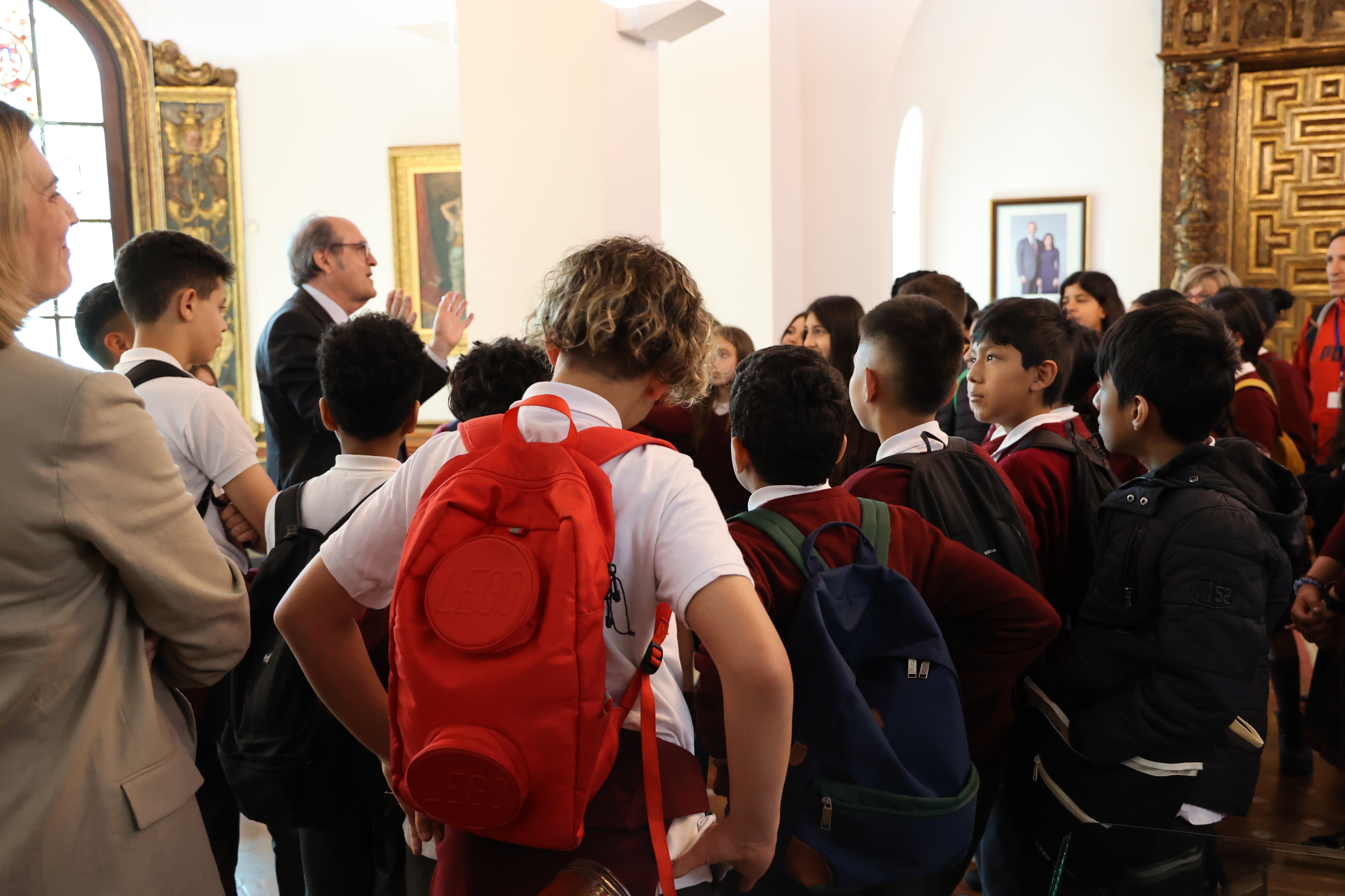 Encuentro de Ángel Gabilondo con escolares de Primaria de visita en la institución del Defensor del Pueblo