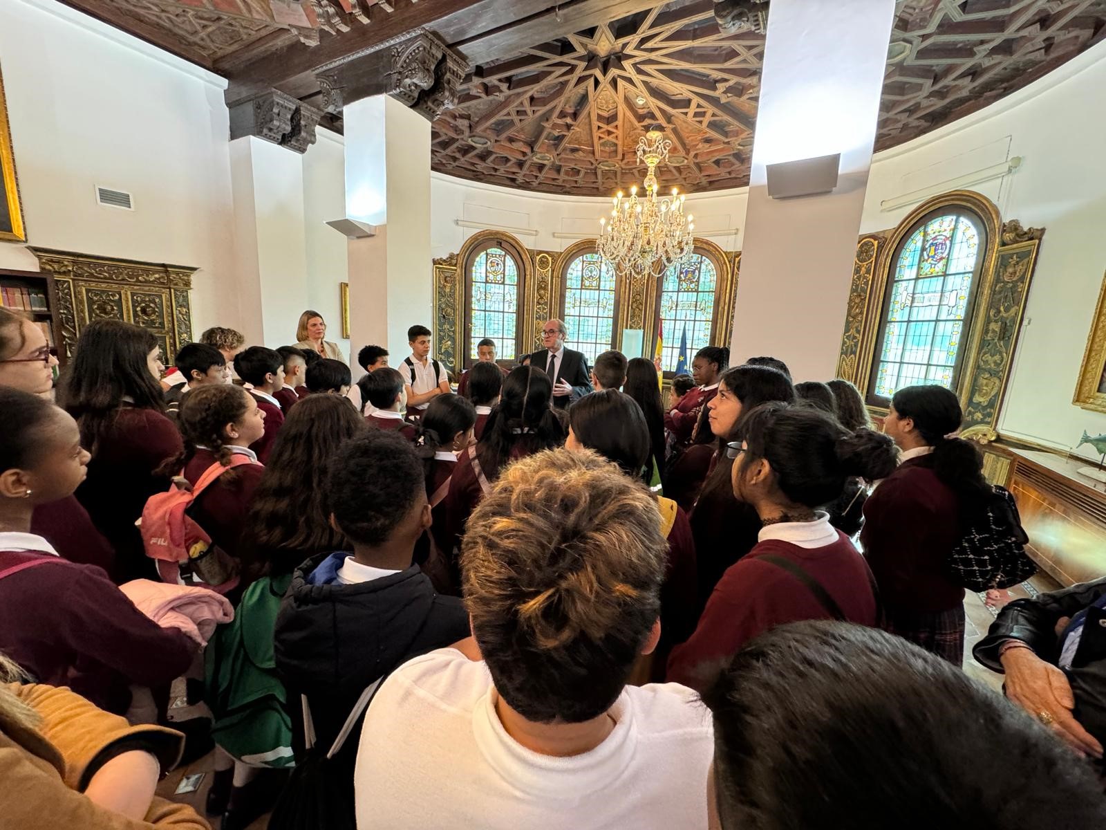 Encuentro de Ángel Gabilondo con escolares de Primaria de visita en la institución del Defensor del Pueblo