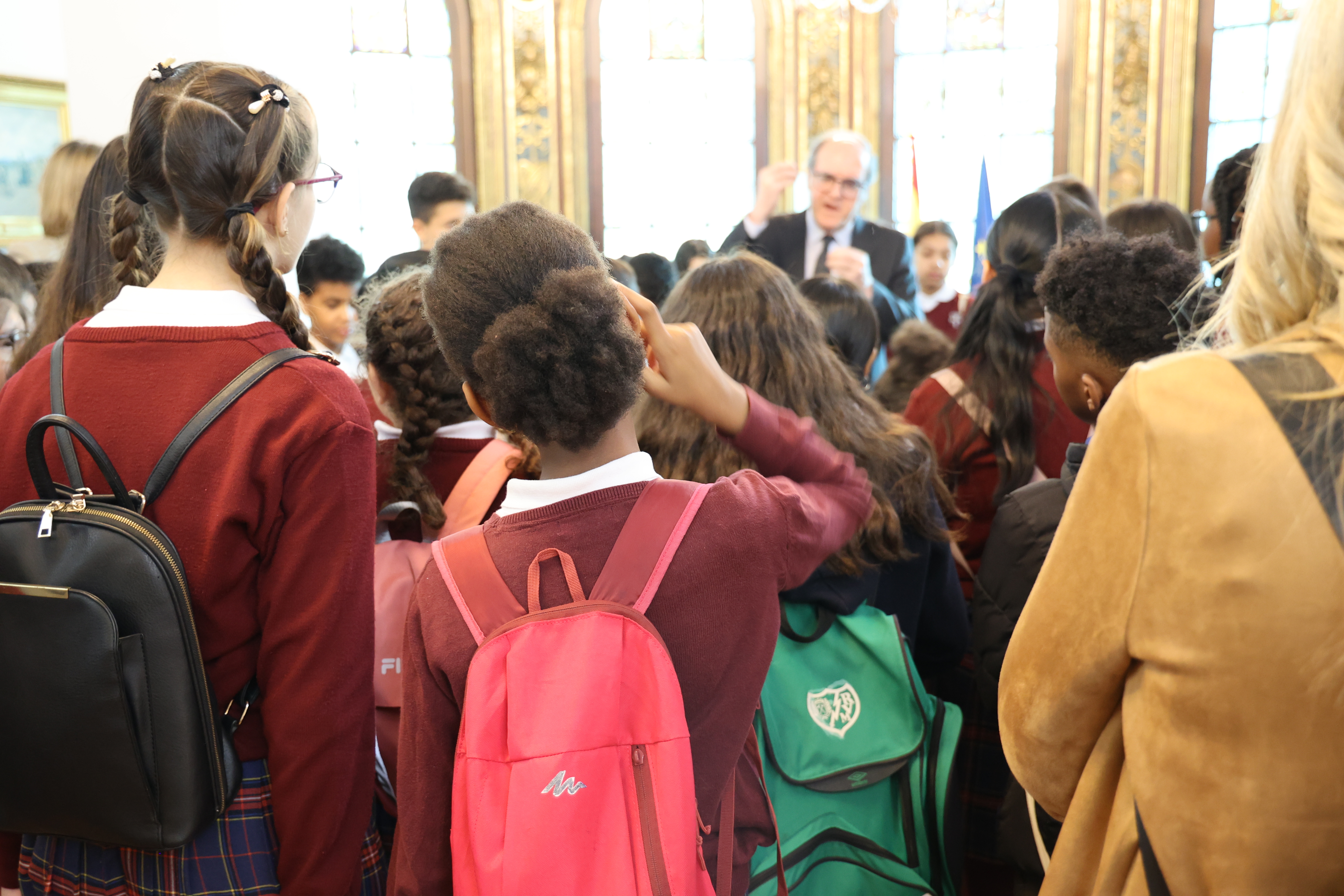 Encuentro de Ángel Gabilondo con escolares de Primaria de visita en la institución del Defensor del Pueblo