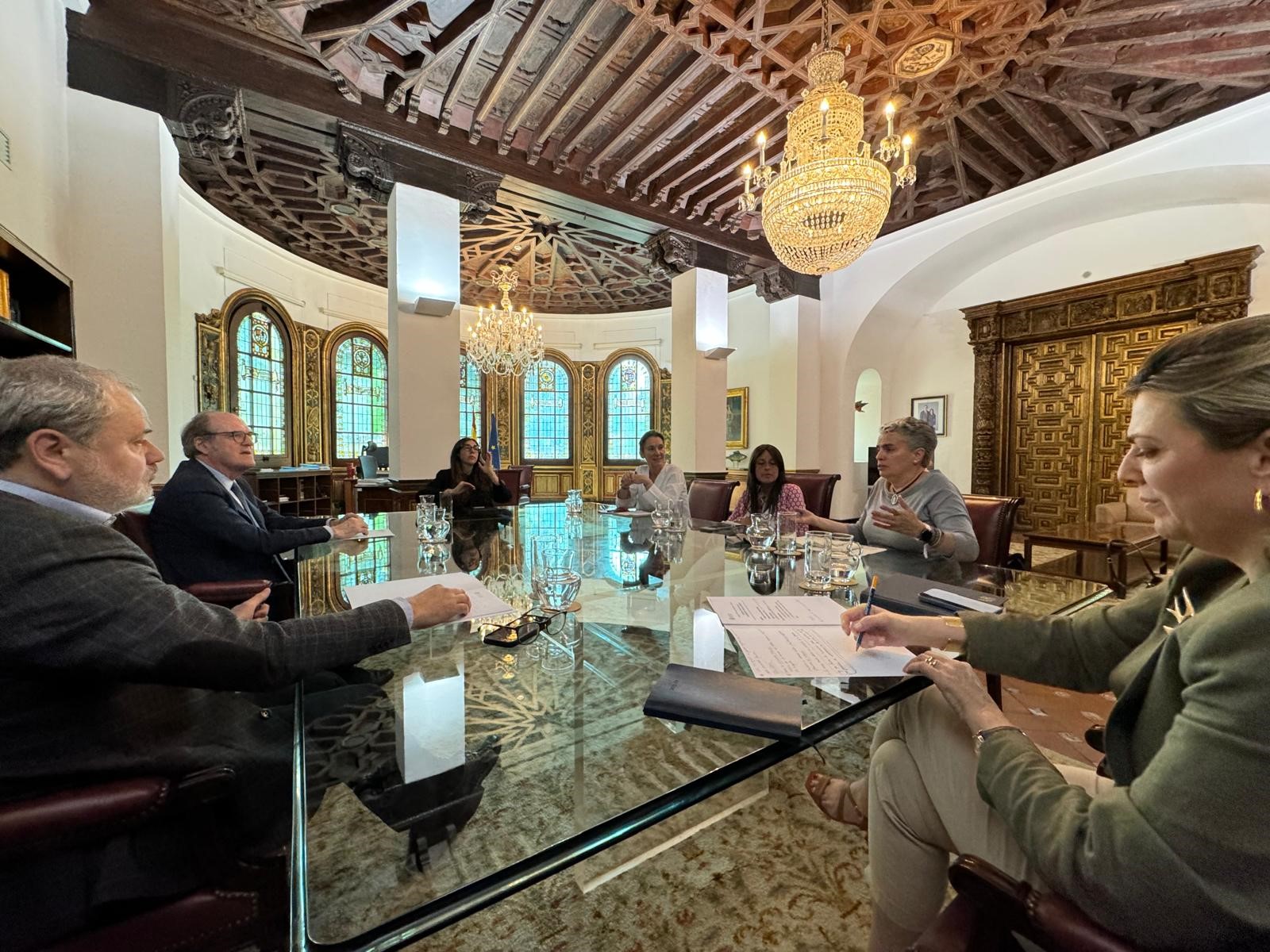 El Defensor del Pueblo, Ángel Gabilondo, reunido con la asociación de Acogimiento Familiar