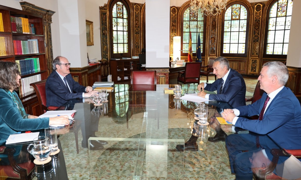 El Defensor del Pueblo, Ángel Gabilondo, reunido con representantes de la Asociación de Gestores Públicos de Vivienda y Suelo