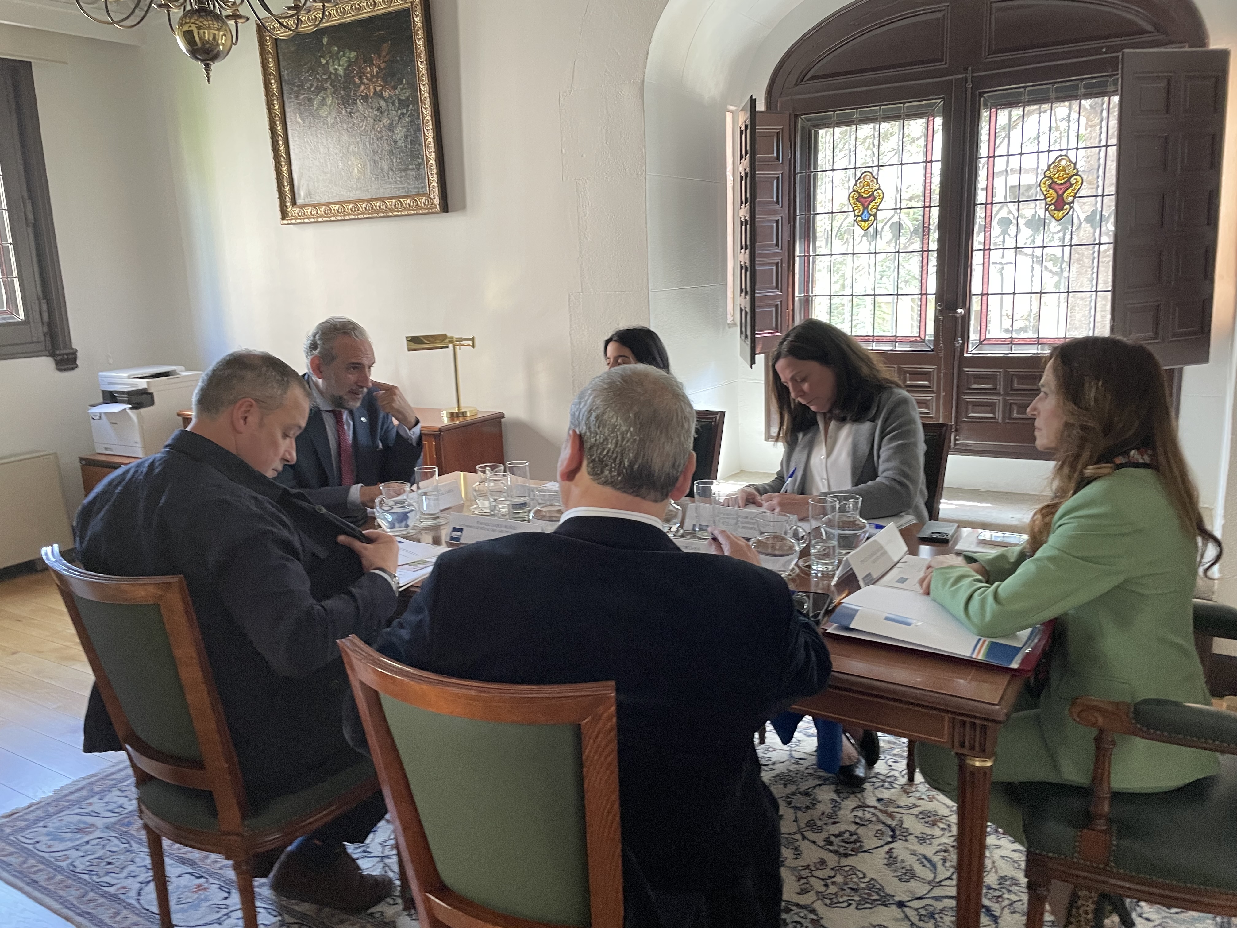 Reunión de la adjunta primera con el grupo Lares