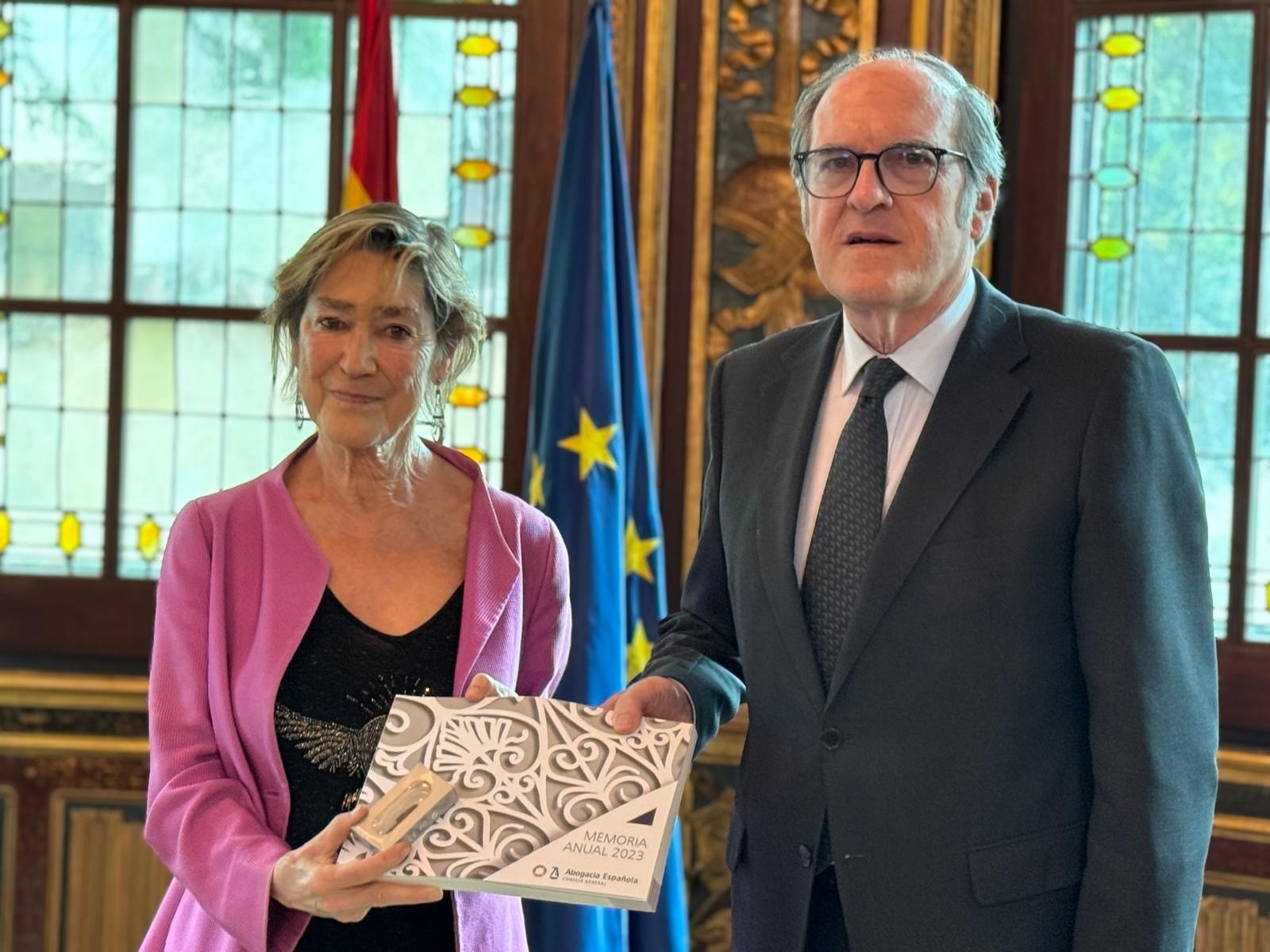 El Defensor del Pueblo, Ángel Gabilondo, con la presidenta del Consejo General de la Abogacía Española, Victoria Ortega