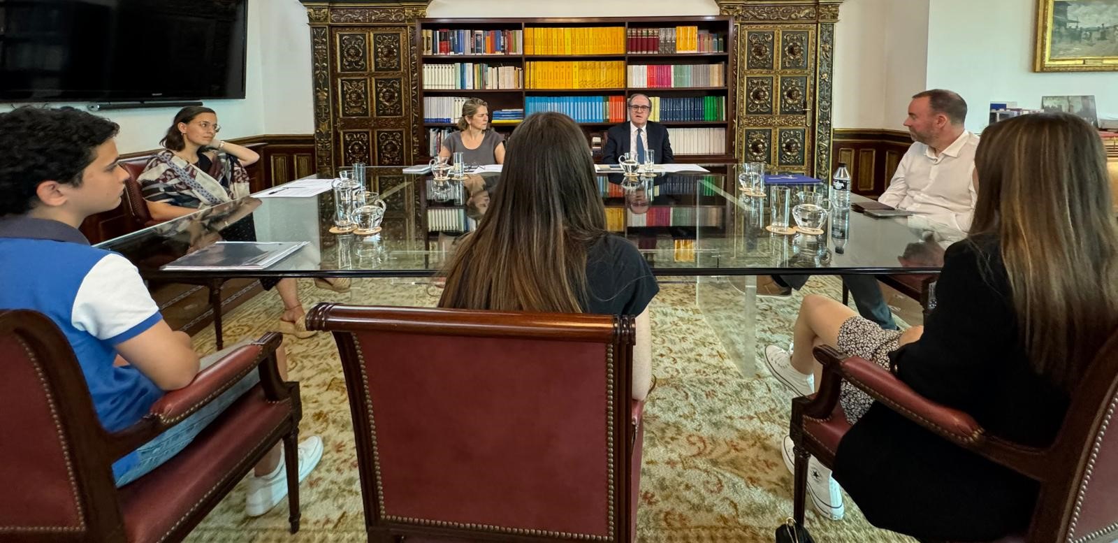 El Defensor se reúne con alumnos autores de un código ético del buen ejercicio de la política