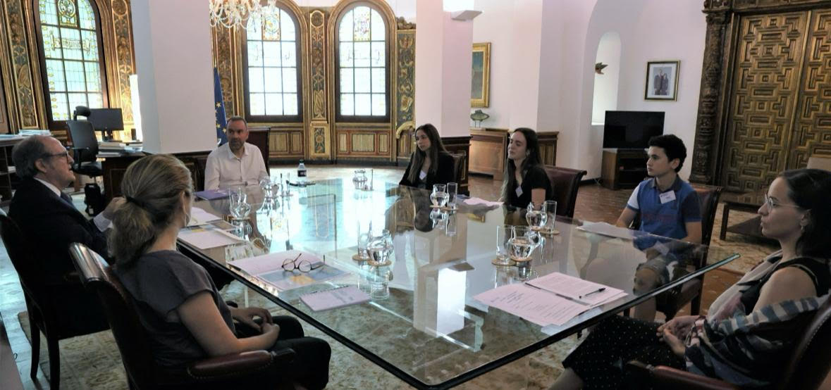 El Defensor se reúne con alumnos autores de un código ético del buen ejercicio de la política