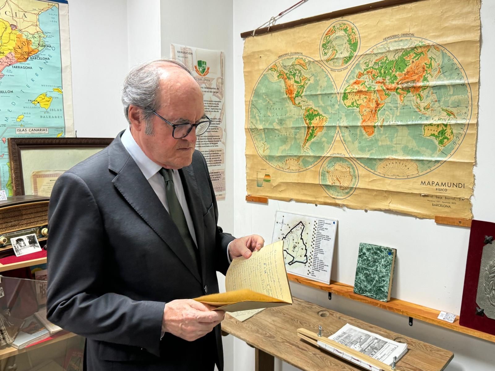 El Defensor del Pueblo, Ángel Gabilondo, asiste a la clausura de la exposición `Sueños y tizas´