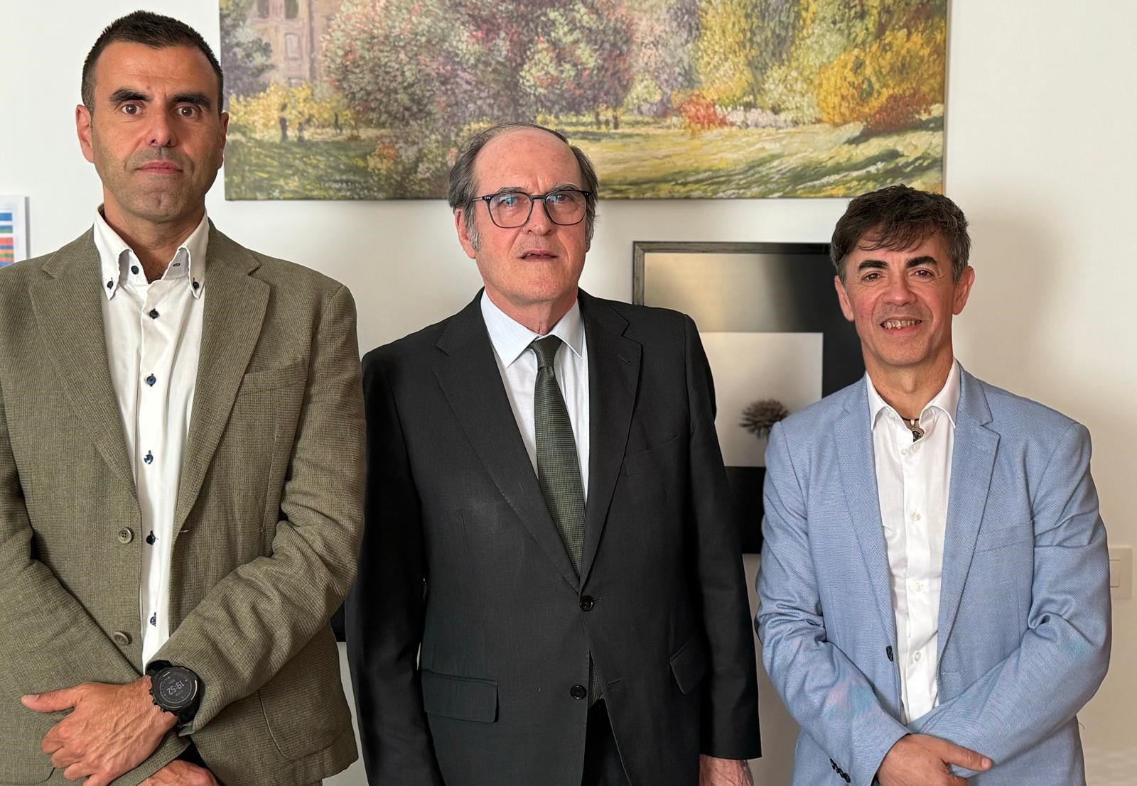 El Defensor del Pueblo, Ángel Gabilondo, asiste a la clausura de la exposición `Sueños y tizas´