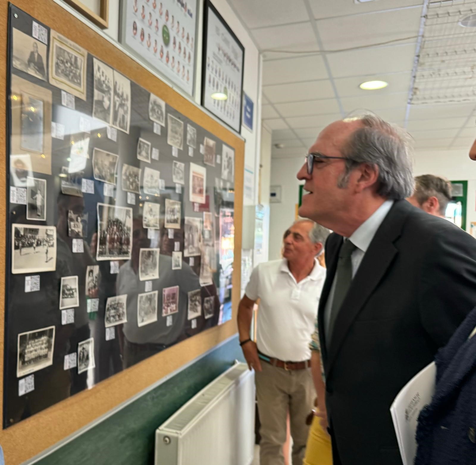 El Defensor del Pueblo, Ángel Gabilondo, asiste a la clausura de la exposición `Sueños y tizas´