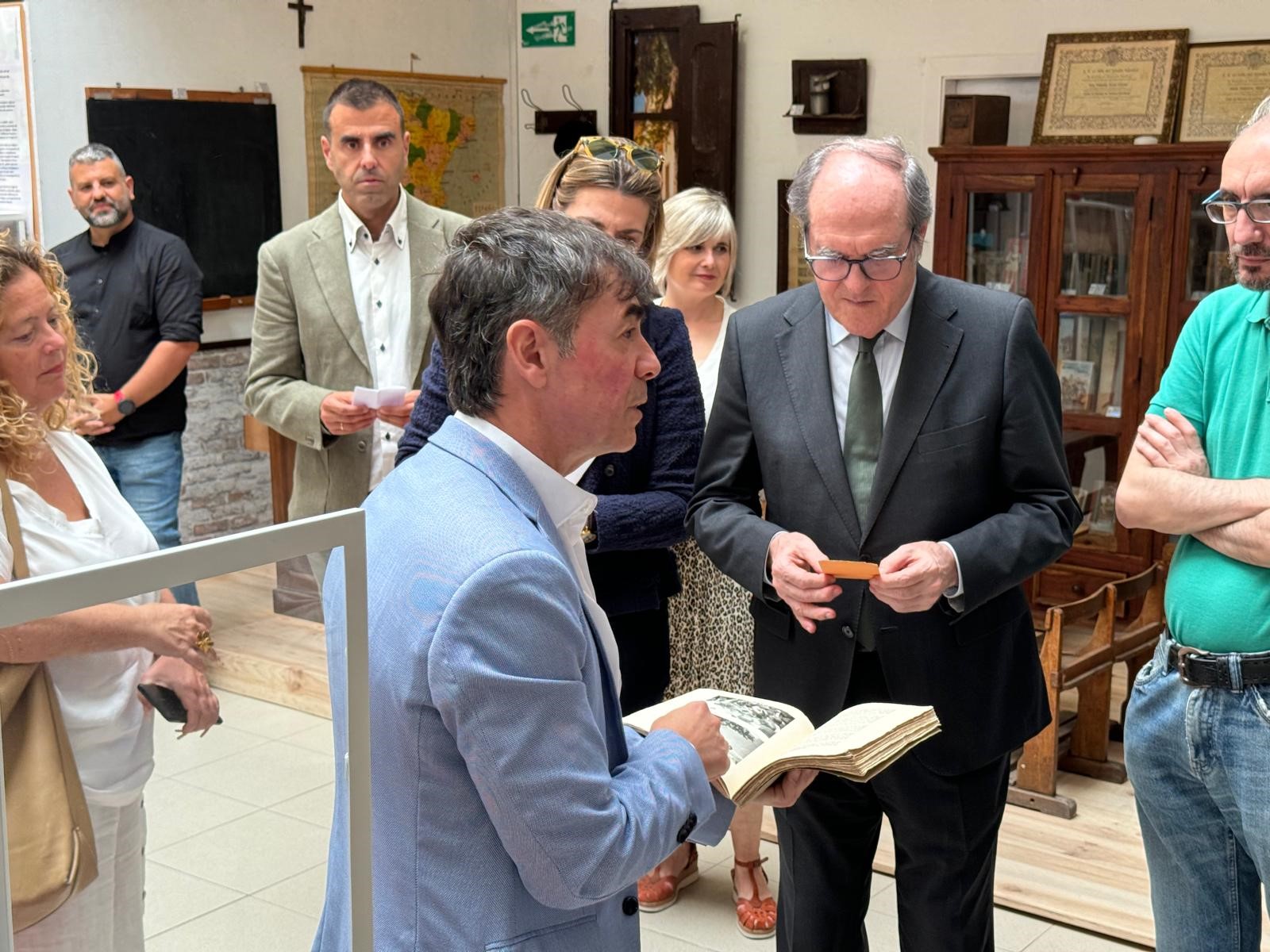 El Defensor del Pueblo, Ángel Gabilondo, asiste a la clausura de la exposición `Sueños y tizas´