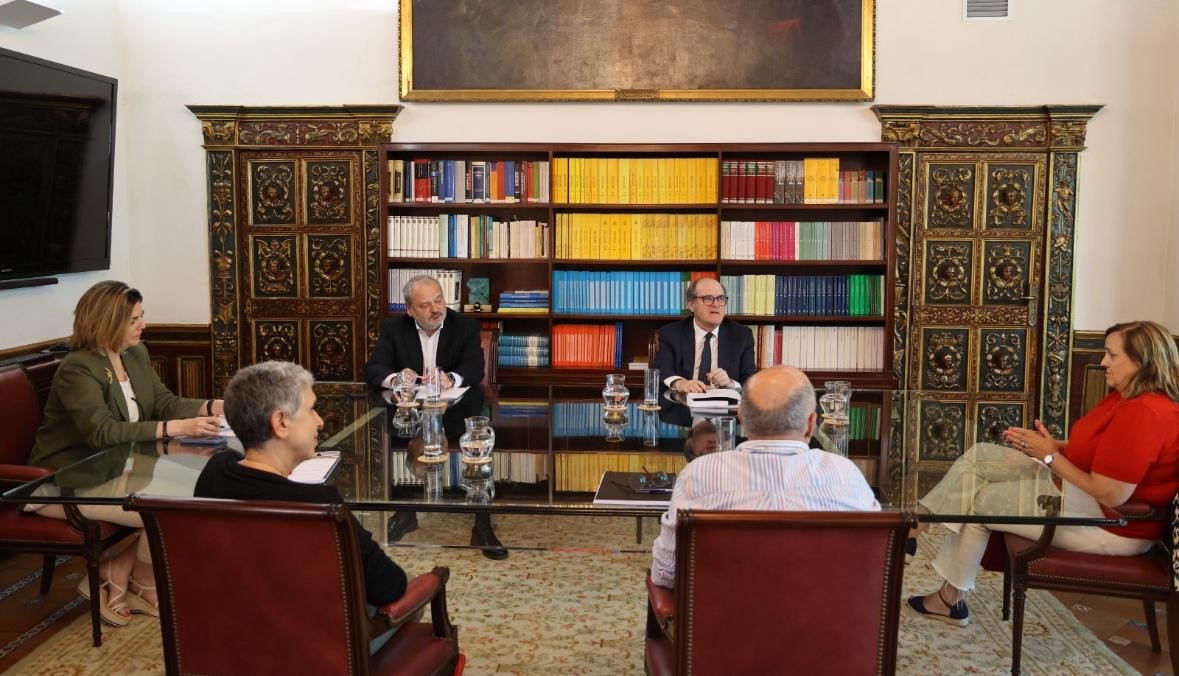 El Defensor del Pueblo, Ángel Gabilondo, se reúne con representantes de la Marea de Residencias y de la Plataforma Verdad