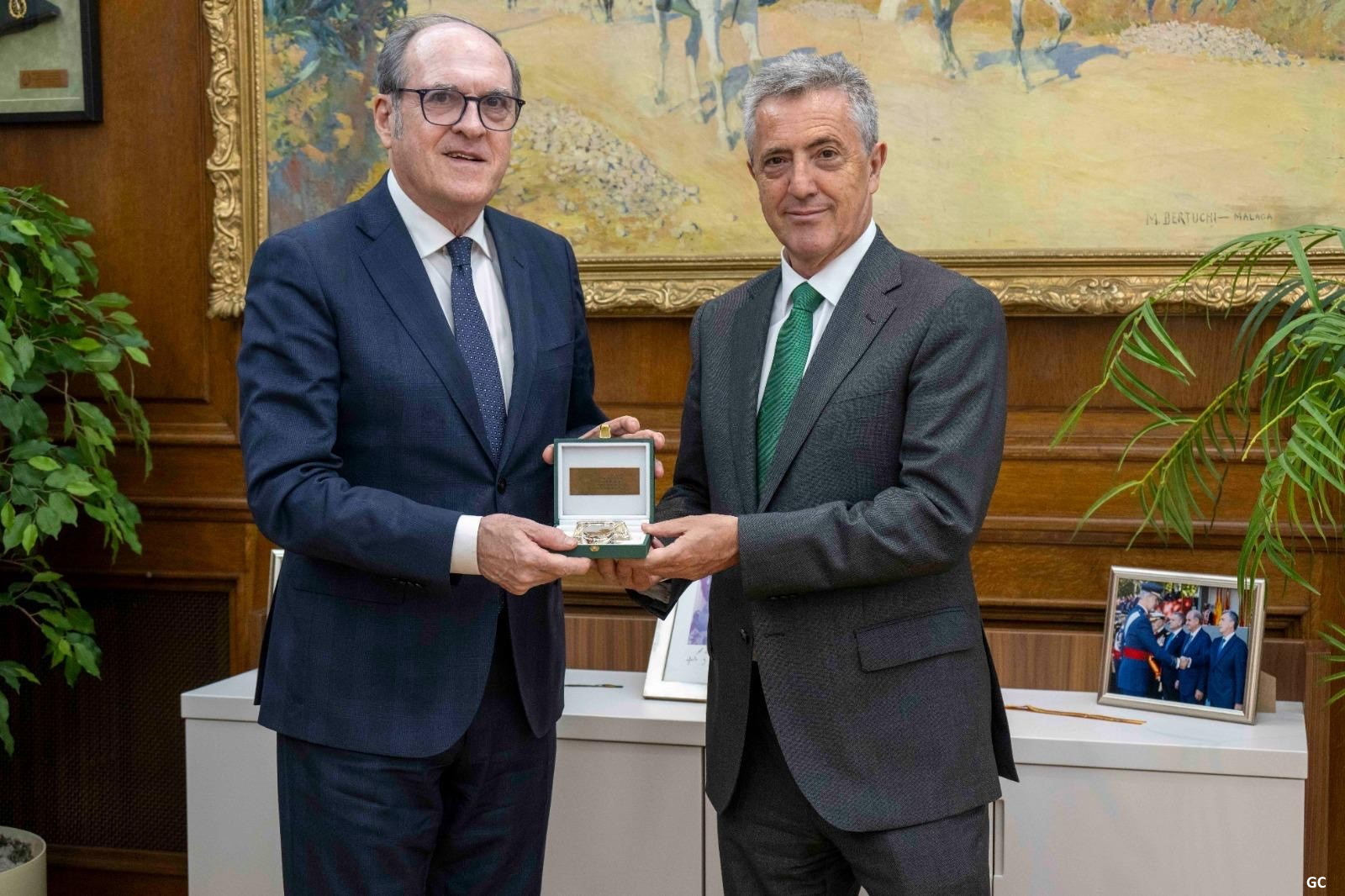 El Defensor del Pueblo, Ángel Gabilondo, con el director general de la Guardia Civil, Leonardo Marcos