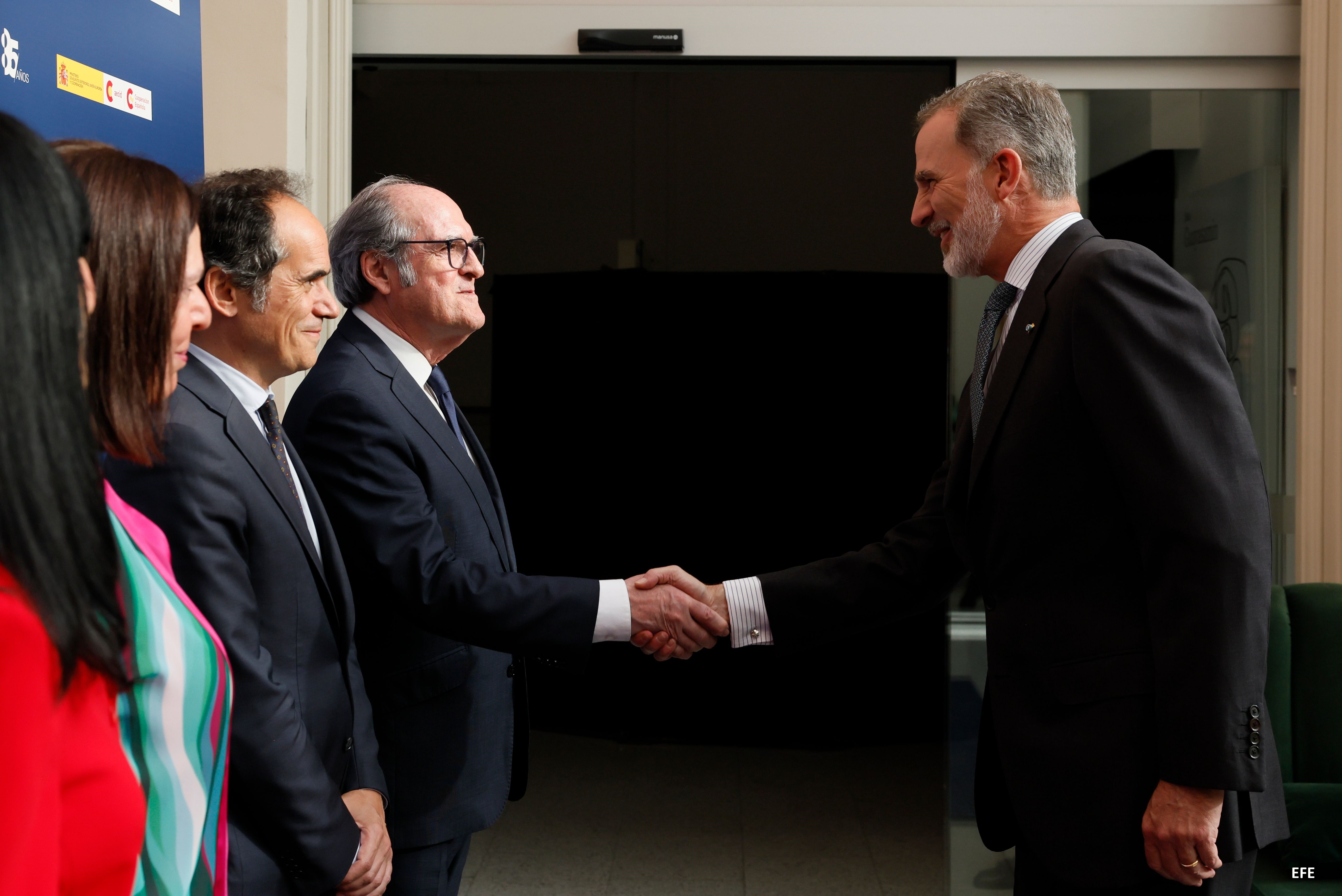 El Defensor del Pueblo, Ángel Gabilondo, saluda al Rey en los Premios Rey de España de Periodismo