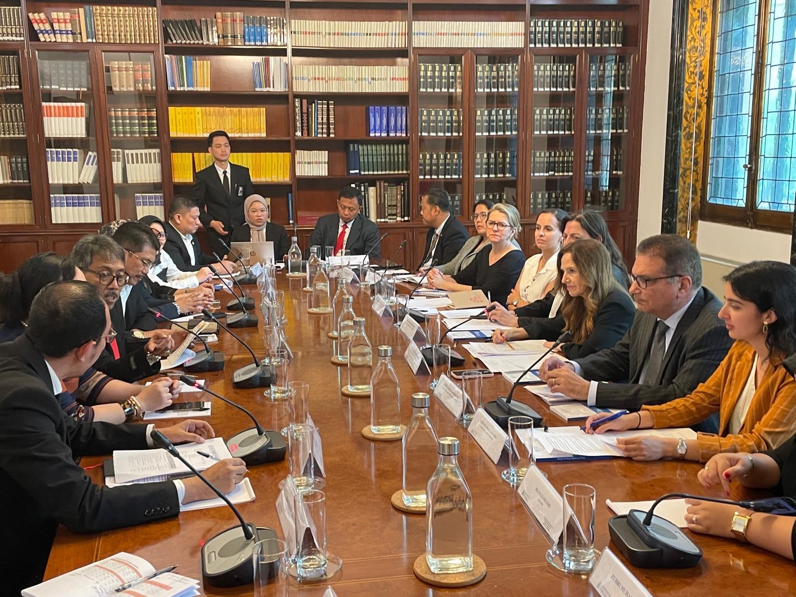 La adjunta primera, Teresa Jiménez-Becerril reunida con una delegación del Parlamento de la República de Indonesia