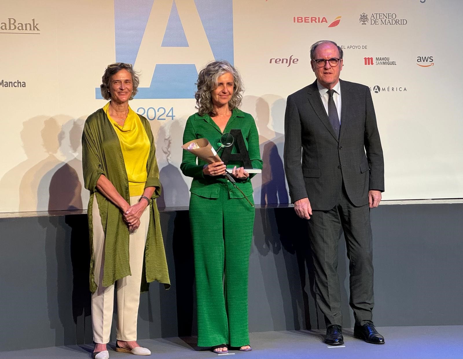 El Defensor del Pueblo, Ángel Gabilondo ha entregado el Premio a la Innovación al proyecto CAREXIL-FR (CArtas de REpublicanos Españoles REfugiados y EXiliados en Francia) en los premios Archiletras