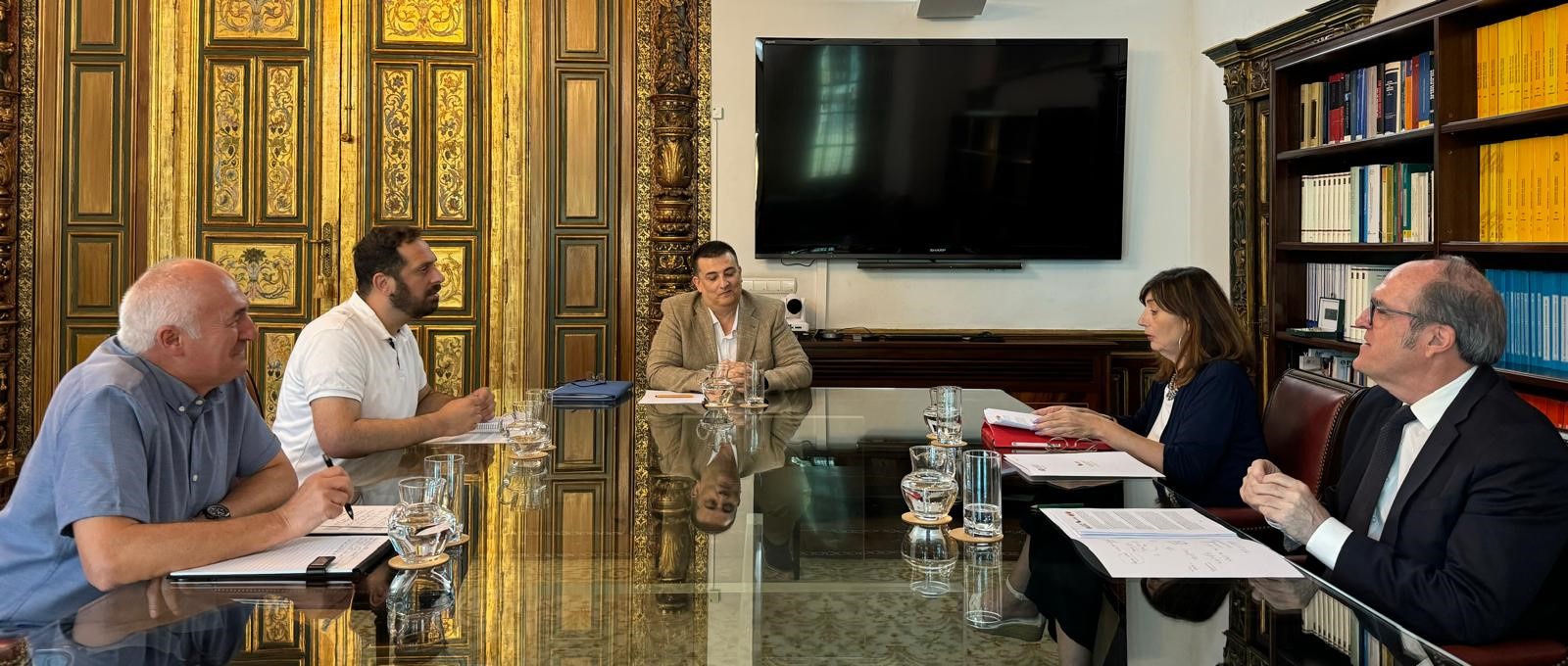Ángel Gabilondo se reúne con representantes de asociaciones de profesionales de las Fuerzas Armadas