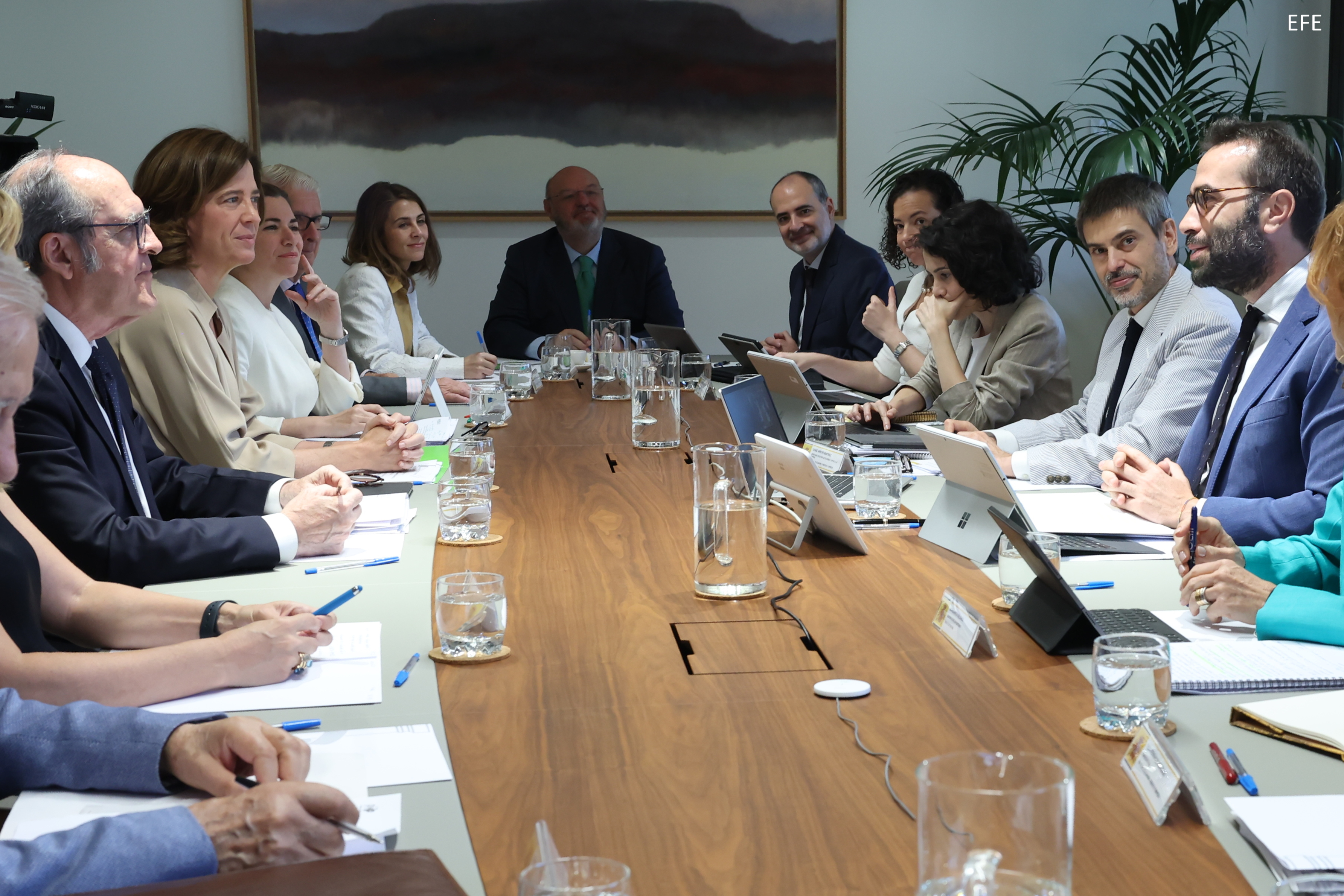 l Defensor del Pueblo, Ángel Gabilondo reunido con el ministro de Economía, Comercio y Empresa, Carlos Cuerpo, y con representantes de las patronales bancarias, asociaciones de usuarios financieros y la Plataforma de Mayores