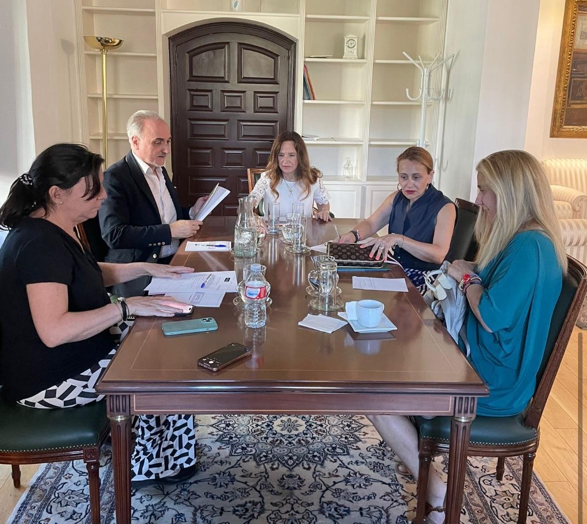 La adjunta primera del Defensor del Pueblo, Teresa Jiménez-Becerril, reunida con representantes de la Woman Week