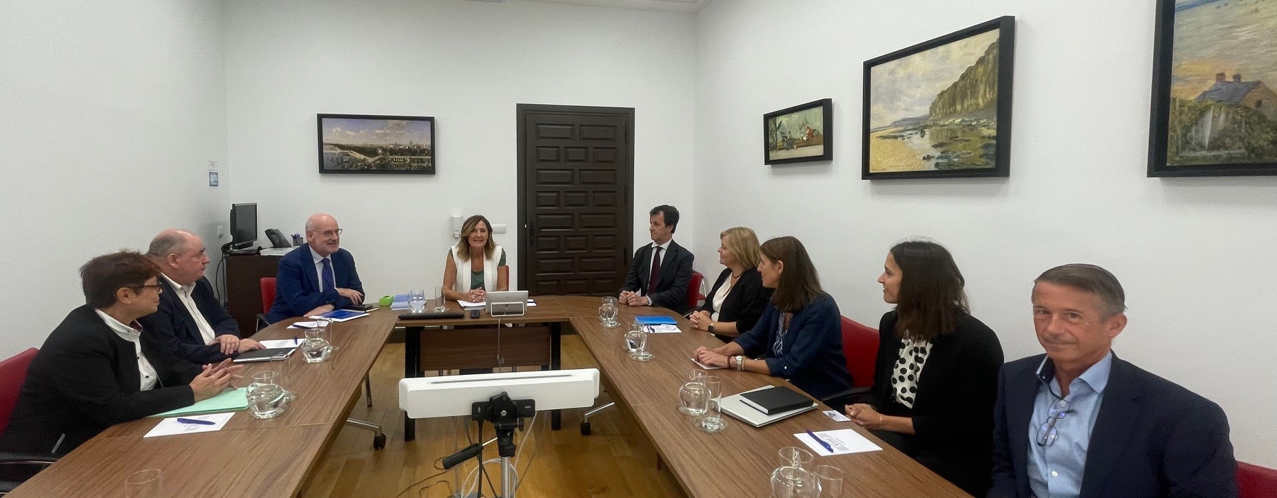La adjunta segunda del Defensor del Pueblo, Patricia Bárcena, reunida con representantes de CaixaBank