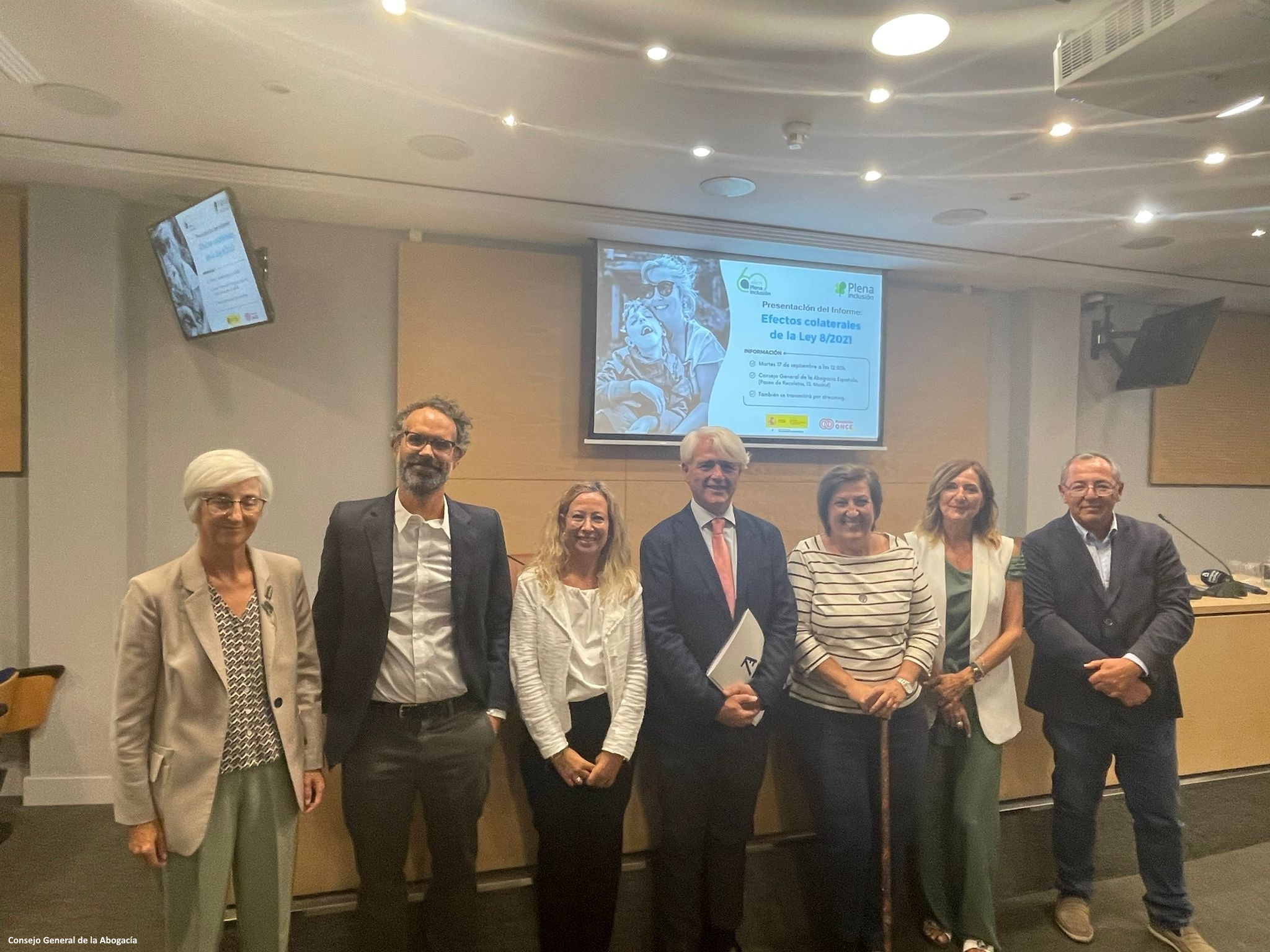 La adjunta segunda del Defensor del Pueblo en la jornada de presentación del Informe de Plena Inclusión sobre la Ley 8/2021 junto con otros participantes