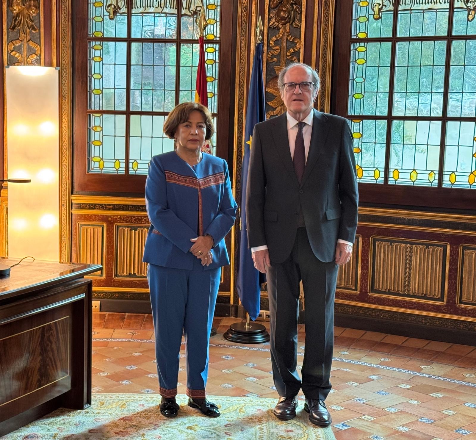 El Defensor del Pueblo, Ángel Gabilondo, reunido con la embajadora de Bolivia, Nardi Suxo.