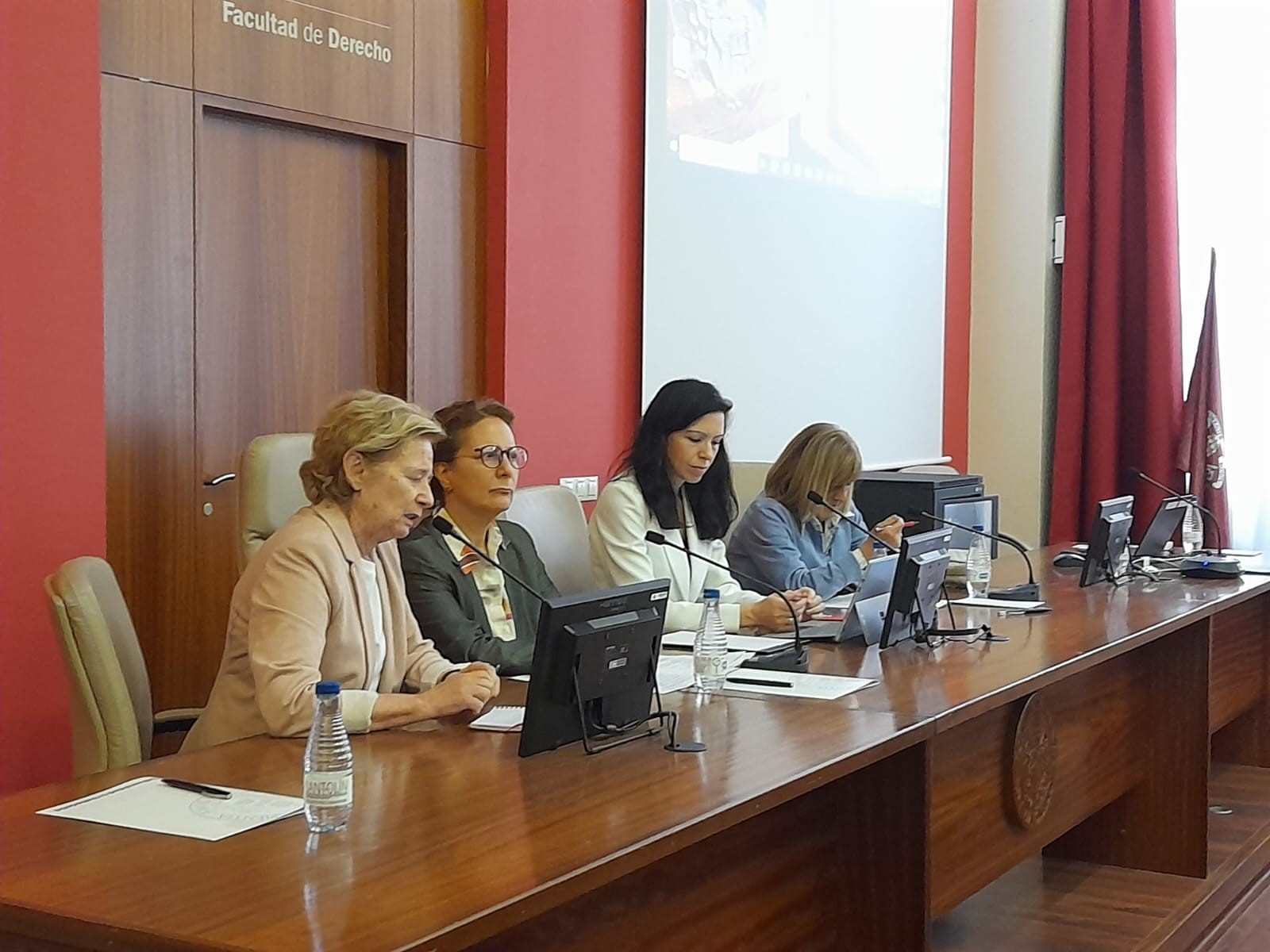 Teresa Jiménez-Becerril asiste a una jornada sobre terrorismo