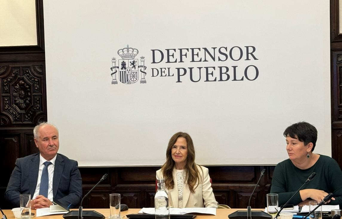 La adjunta primera del Defensor del Pueblo, Teresa Jiménez-Becerril y el ombudsman de Macedonia del Norte, Naser Ziberi