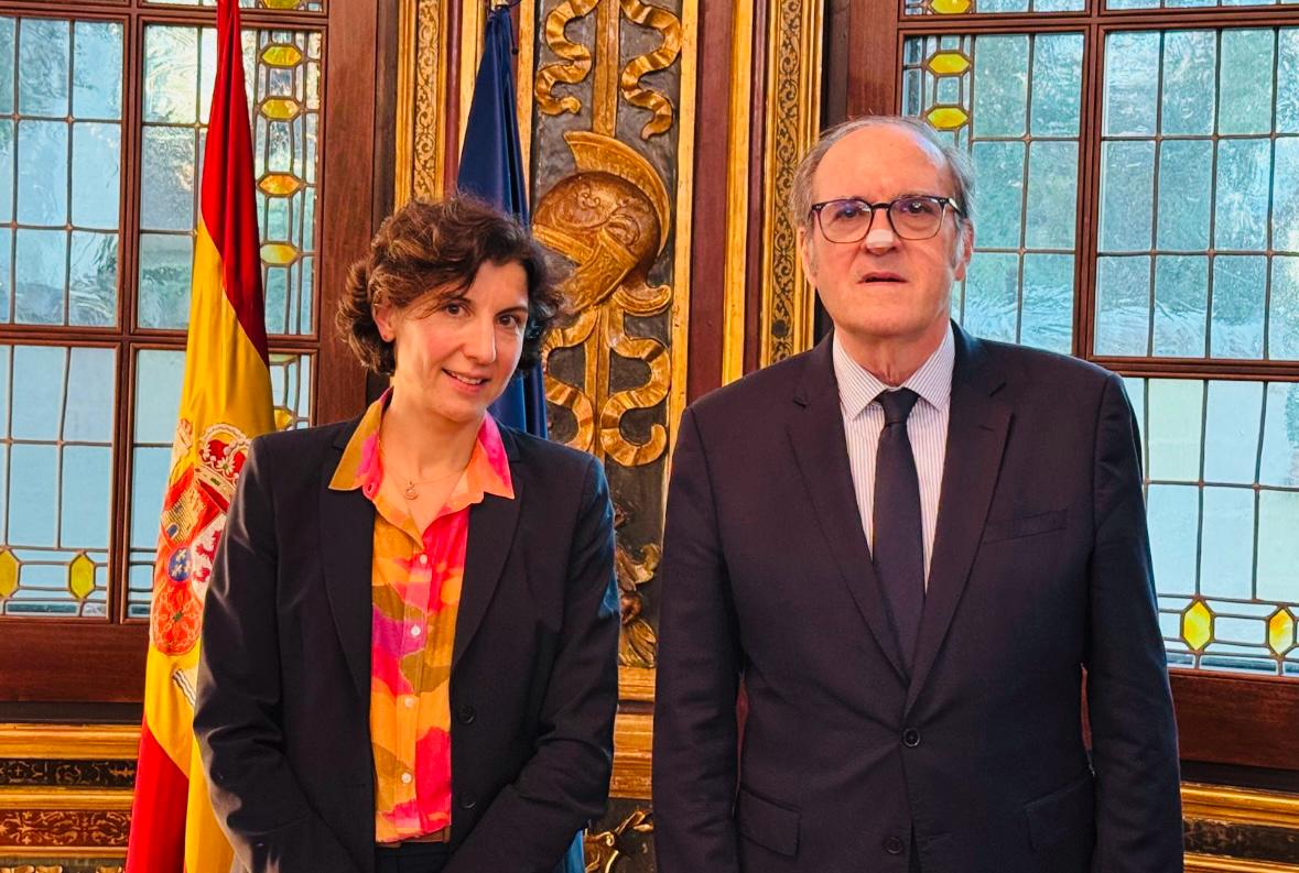 El Defensor del Pueblo, Ángel Gabilondo, se ha reunido este jueves en la sede de la institución con la representante en España del Alto Comisionado de las Naciones Unidas para los Refugiados (ACNUR), Sophie Muller.