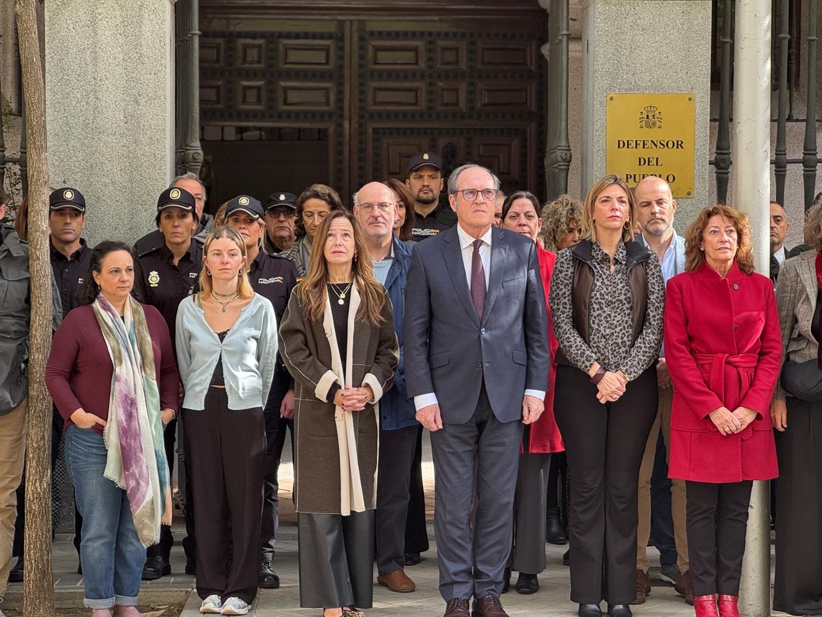 Minuto de silencio del Defensor y personal de la institución por la DANA