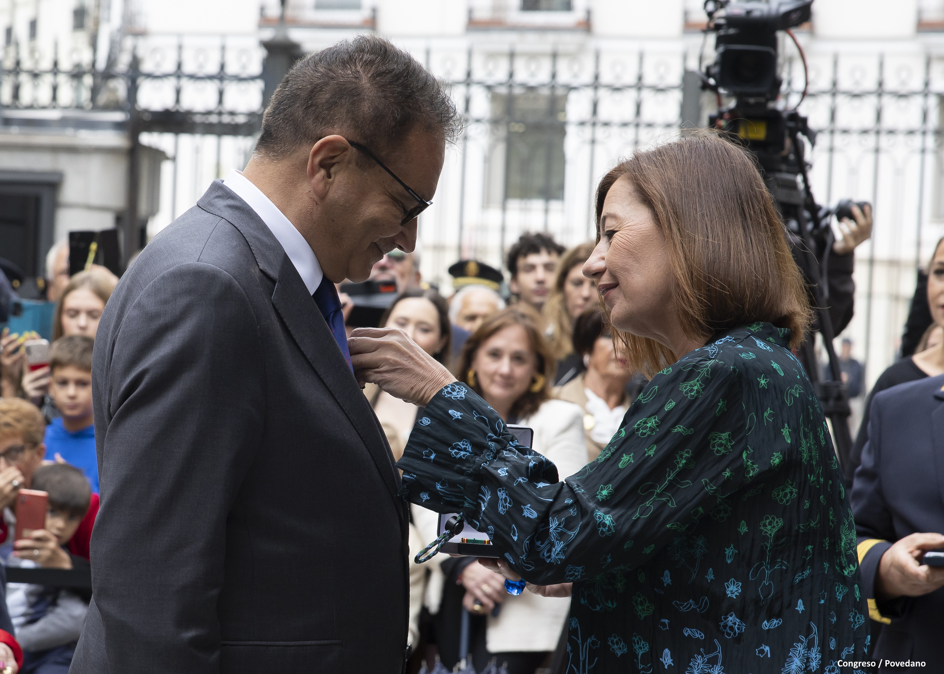 Andrés Jiménez recibe la Cruz al mérito policial de manos de la presidenta del Congreso