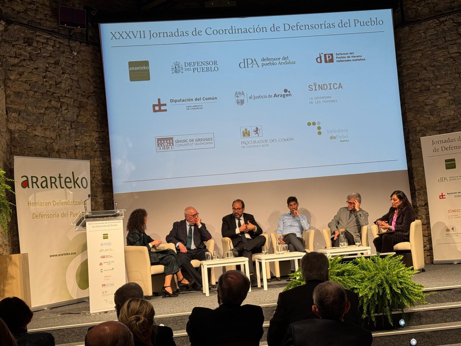 Primera mesa redonda de las Jornadas de coordinación de Defensorías en Vitoria
