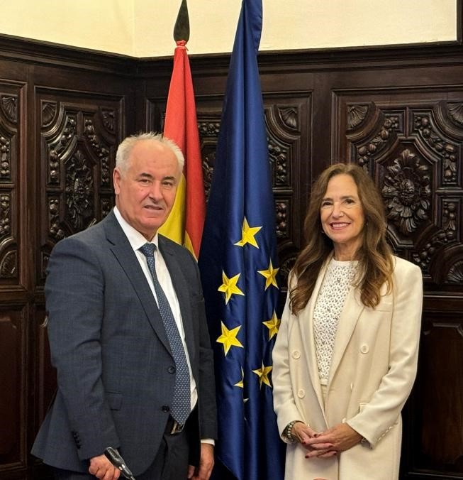 La adjunta primera del Defensor del Pueblo, Teresa Jiménez-Becerril y el ombudsman de Macedonia del Norte, Naser Ziberi
