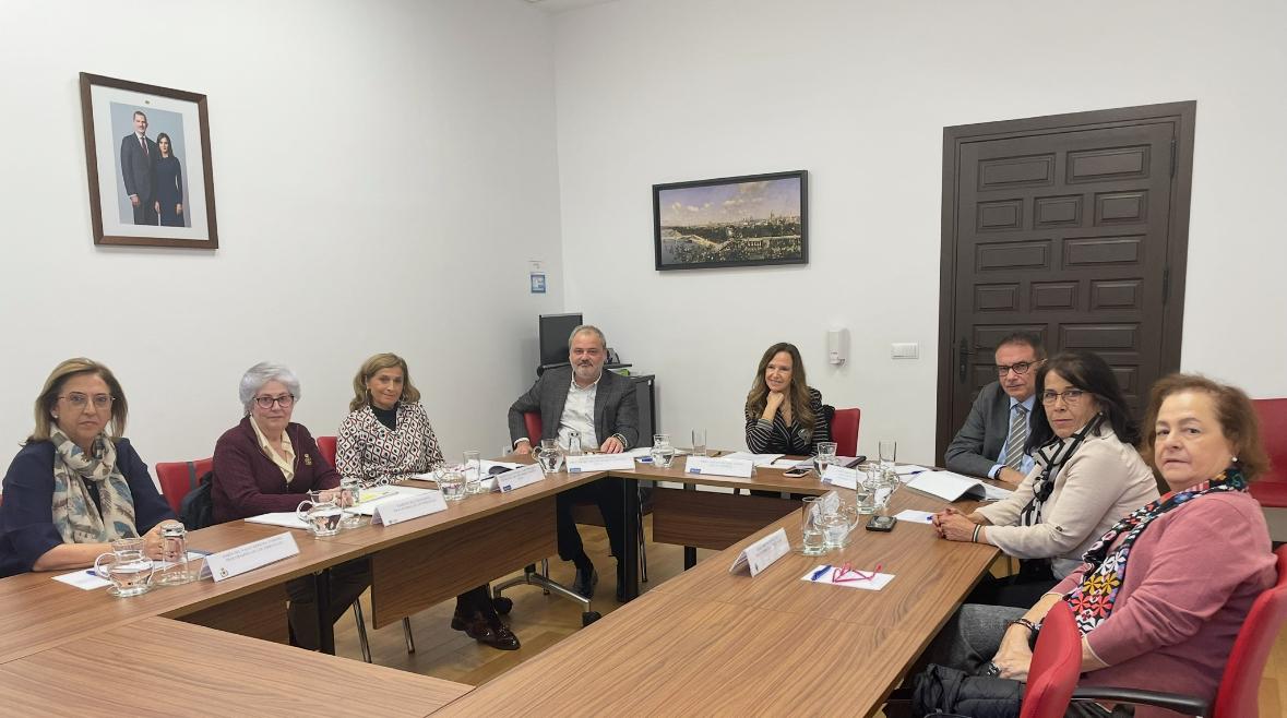 Teresa Jiménez-Becerril se reúne con una representación de procuradores