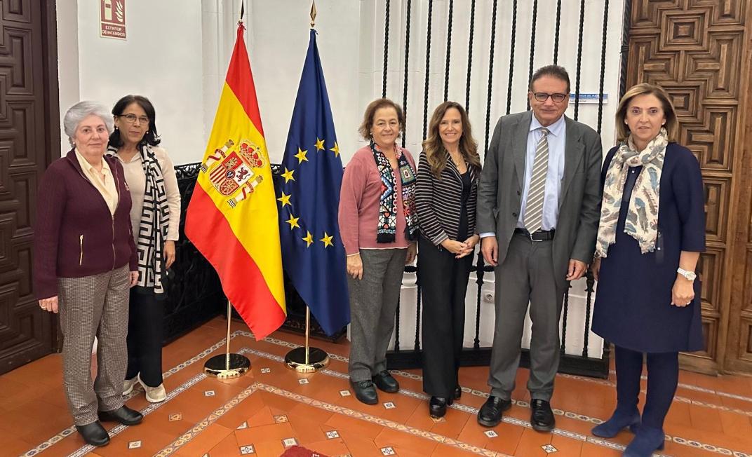 La adjunta primera, Teresa Jiménez-Becerril, se reúne con una representación de procuradores.