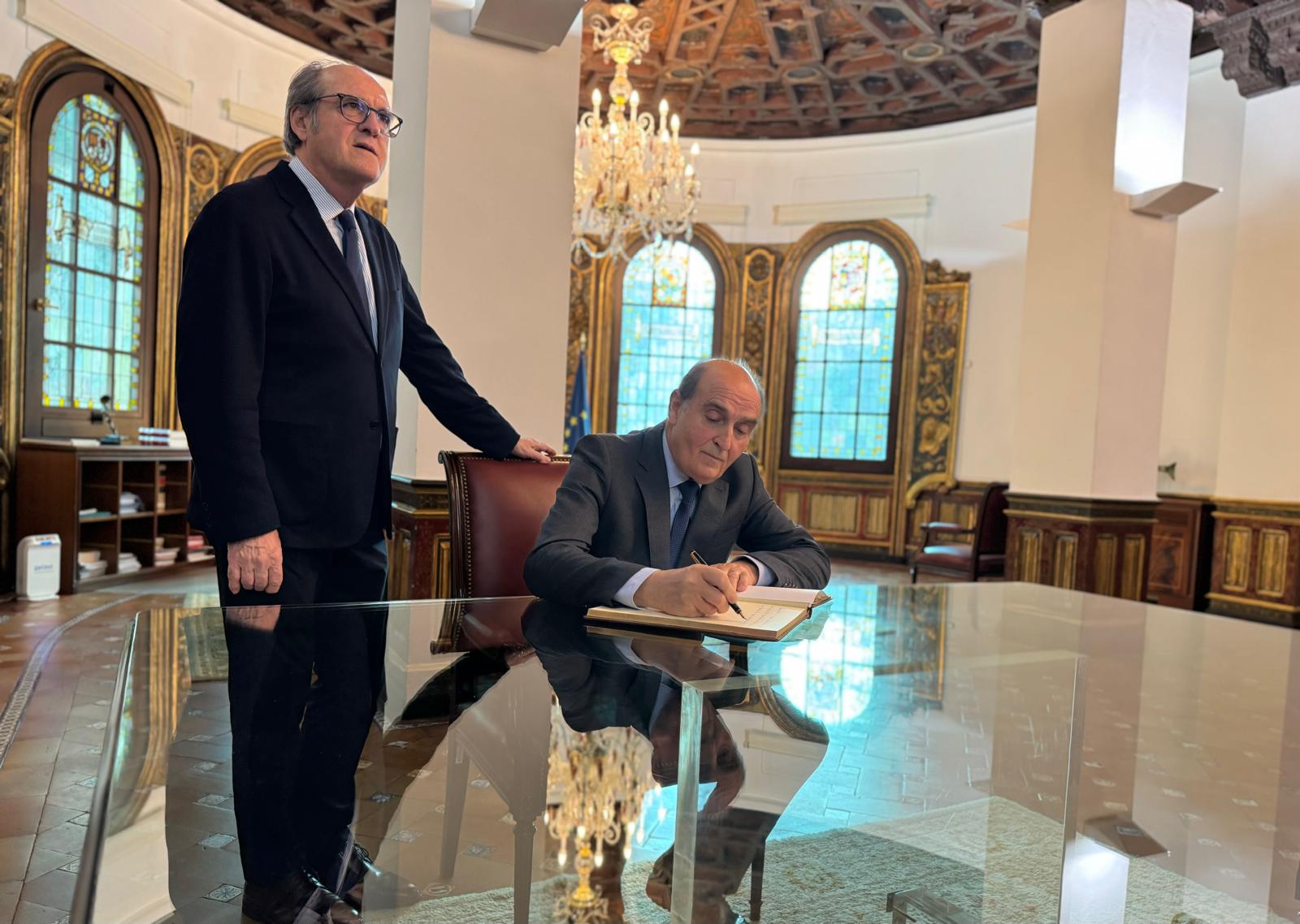 Ángel Gabilondo mantiene un encuentro con el Procurador del Común, Tomás Quintana