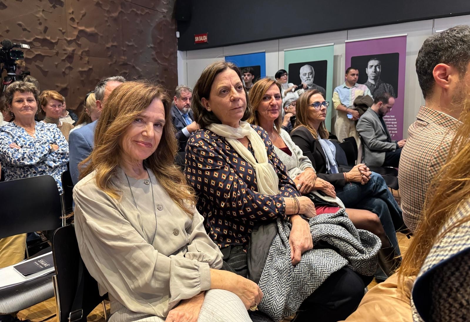 La adjunta primera, Teresa Jiménez-Becerril y la adjunta segunda, Patricia Bárcena en los Premios de Protección a la Infancia