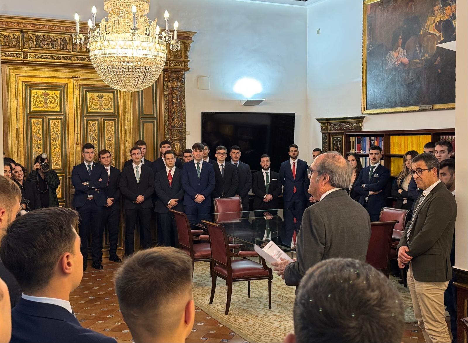 El Defensor del Pueblo, Ángel Gabilondo con alumnos y alumnas de la academia de oficiales de la Guardia Civil