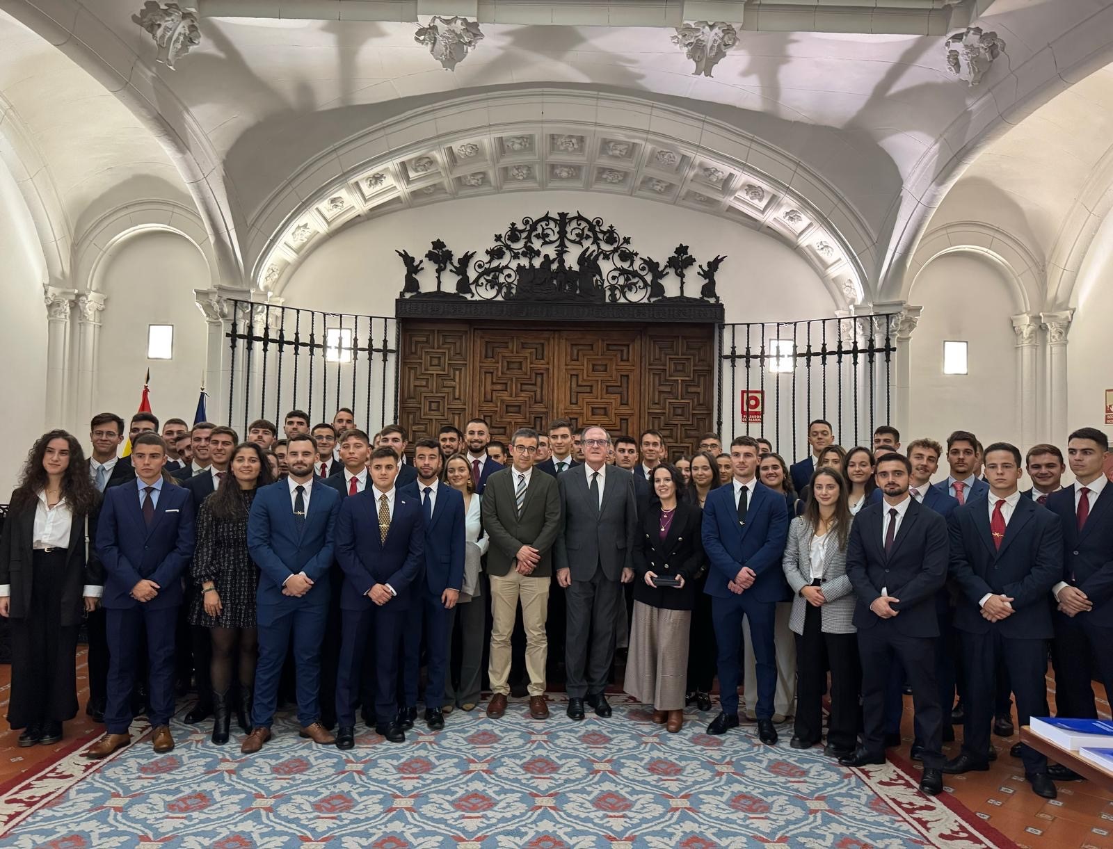 El Defensor del Pueblo, Ángel Gabilondo con alumnos y alumnas de la academia de oficiales de la Guardia Civil