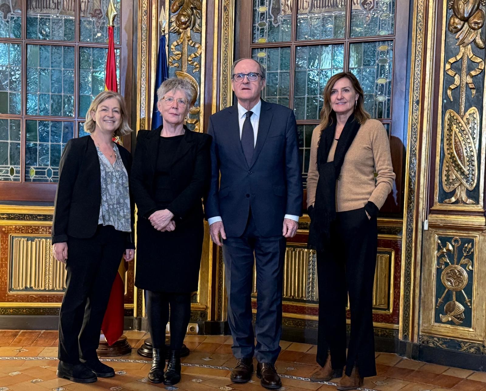 El Defensor del Pueblo, Ángel Gabilondo y Grainne O'Hara, representante de ACNUR en España. Junto a ellos la adjunta segunda del Defensor del Pueblo, Patricia Bárcena y la responsable de la unidad de protección de ACNUR, Marta García