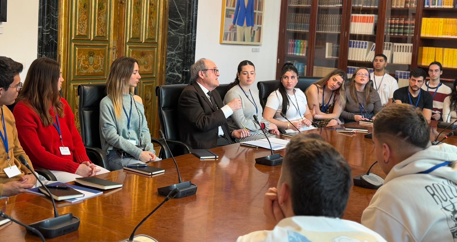 El Defensor del Pueblo se reúne con participantes del encuentro formativo `Jóvenes con la Constitución española de 1978´