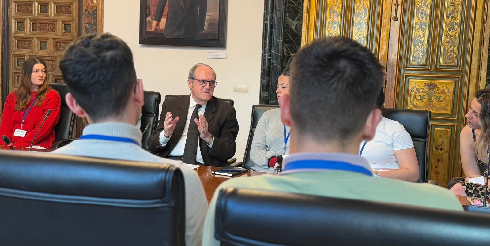 El Defensor del Pueblo se reúne con participantes del encuentro formativo `Jóvenes con la Constitución española de 1978´