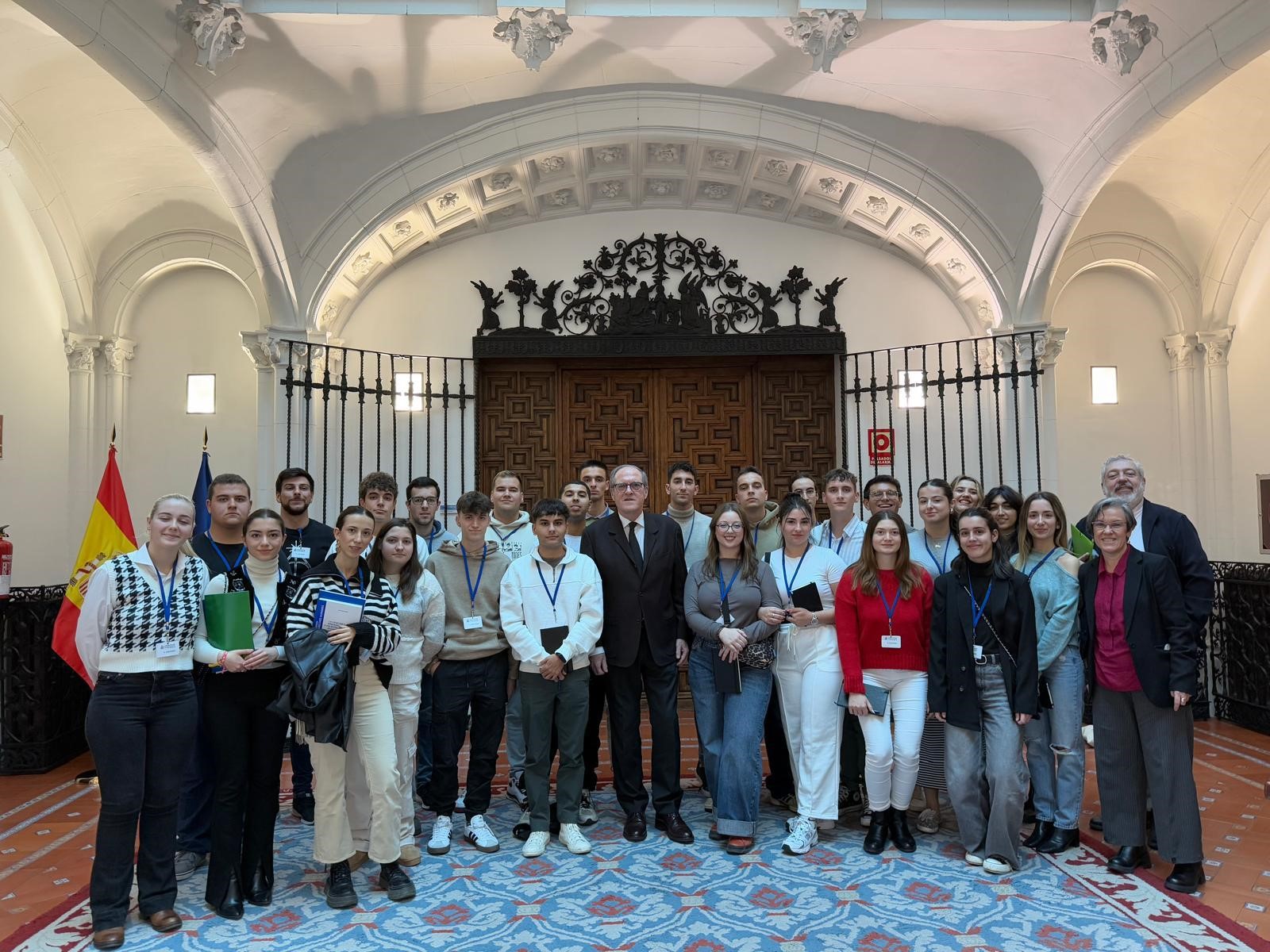 El Defensor del Pueblo se reúne con participantes del encuentro formativo `Jóvenes con la Constitución española de 1978´